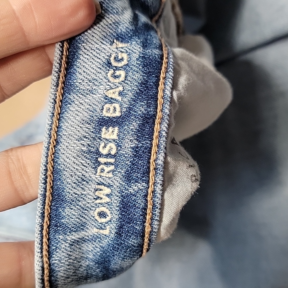 American Eagle Size 2 Med-Light Wash Low Rise Baggy Jeans, Distressed/Destroyed - Picture 14 of 15